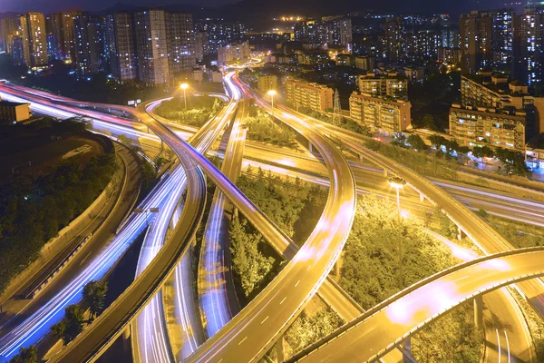 Cityscape en stoplicht trail nachts — Stockfoto