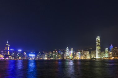 panoramik cityscape ve gece Hong Kong limanının manzarası