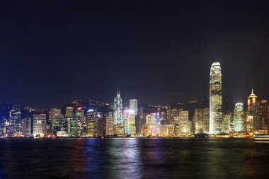 panoramik cityscape ve gece Hong Kong limanının manzarası