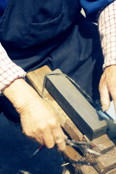 Ambachtsman verscherpen schaar met whetstone — Stockfoto