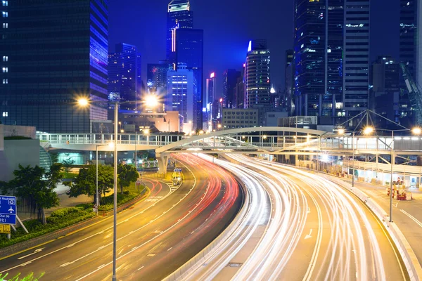 Trilhas de semáforo na rua moderna da cidade, hongkong . — Fotografia de Stock