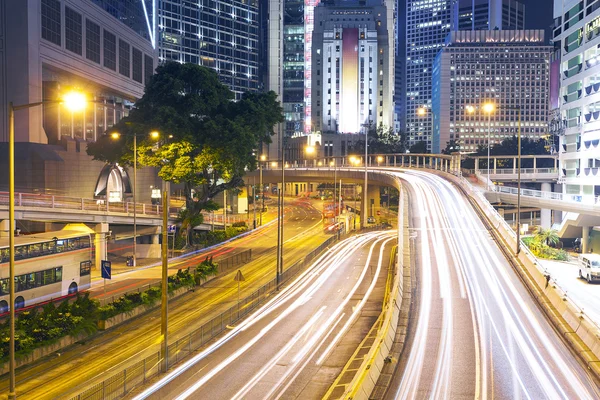 Jelzőlámpa pályák a modern városi utca, hongkong. — Stock Fotó