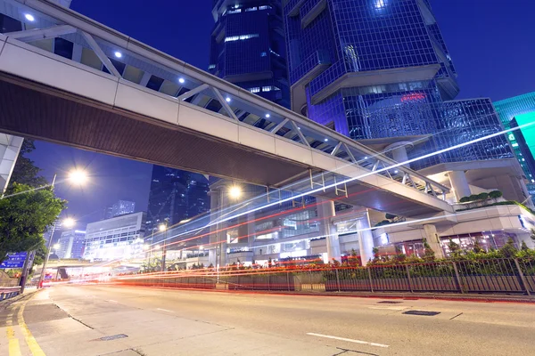 Sentieri semaforici in strada moderna della città, Hong Kong . — Foto Stock