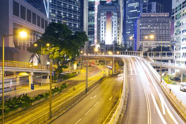 Senderos de semáforo en la calle moderna de la ciudad, Hong Kong . —  Fotos de Stock