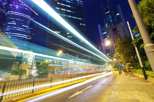 Senderos de semáforo en la calle moderna de la ciudad, Hong Kong . — Foto de Stock