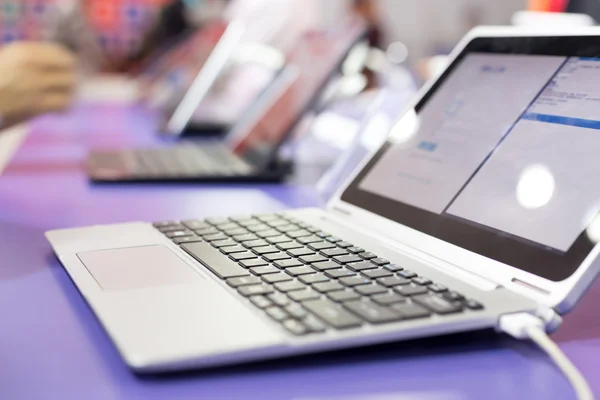 Moderner Laptop auf Technikmesse — Stockfoto