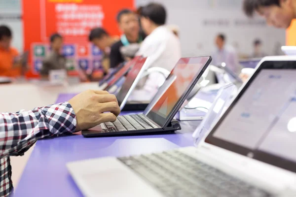 Moderner Laptop auf Technikmesse — Stockfoto