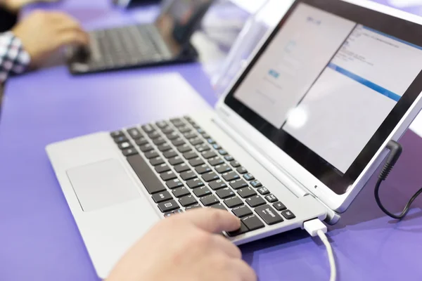 Moderne laptop op technologie tentoonstelling — Stockfoto