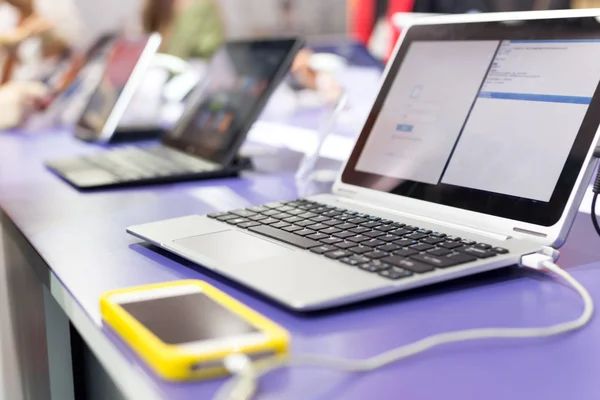 Nowoczesny laptop na wystawie technologii — Zdjęcie stockowe