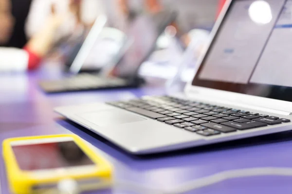 Nowoczesny laptop na wystawie technologii — Zdjęcie stockowe