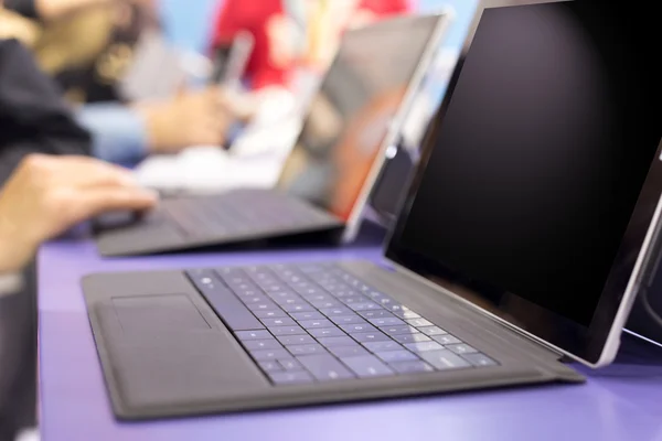 Moderner Laptop auf Technikmesse — Stockfoto