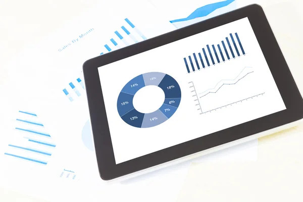 Tablet digital con informe de gráfico financiero — Foto de Stock