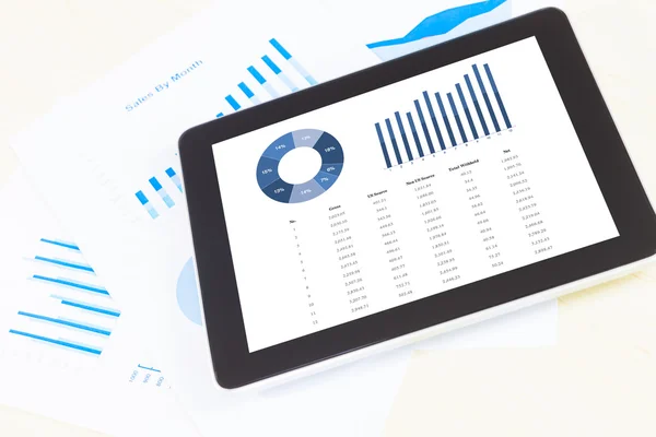 Tablet digital com relatório gráfico financeiro — Fotografia de Stock