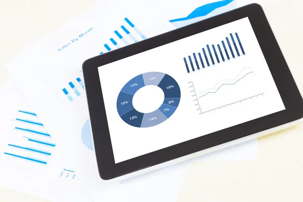 Tablet digital con informe de gráfico financiero — Foto de Stock
