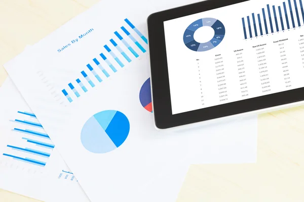 Digitala tablett med finansiella diagramrapport — Stockfoto