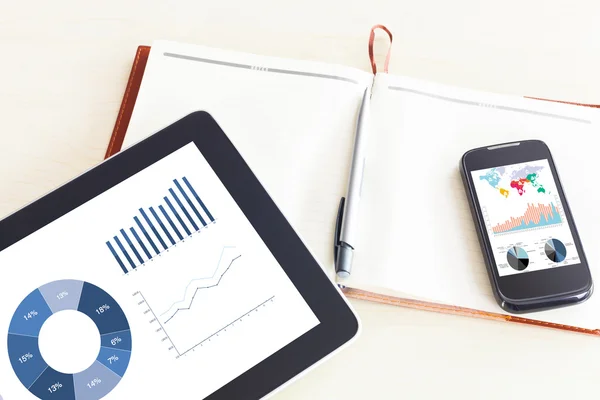 Tablet digitale con report grafico finanziario — Foto Stock