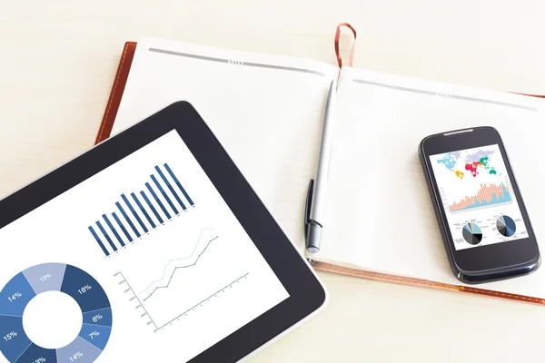 Tablet digitale con report grafico finanziario — Foto Stock