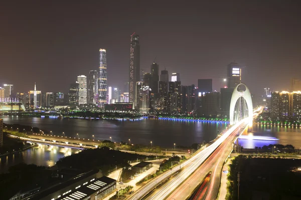 Bro med natt stadsbilden bakgrund — Stockfoto