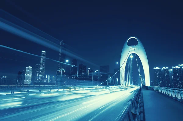 Moderne Brücke bei Nacht — Stockfoto