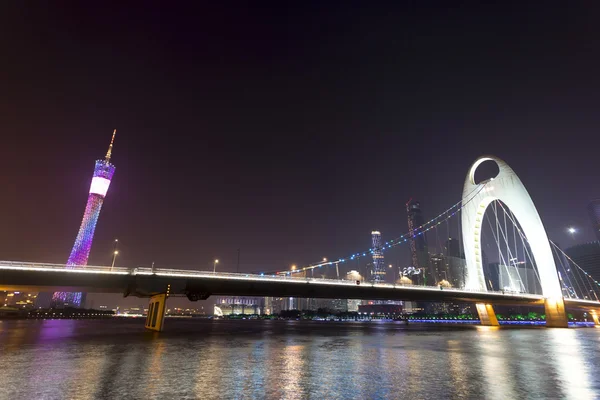 Moderne stadsgezicht bij riverside — Stockfoto