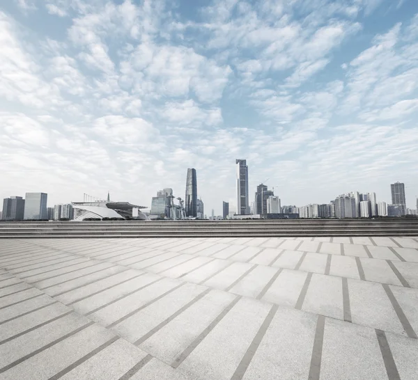 Alun-alun modern dengan langit dan pemandangan kota — Stok Foto