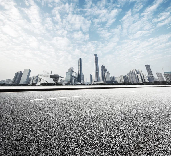 Strada moderna con skyline e sfondo paesaggio urbano — Foto Stock