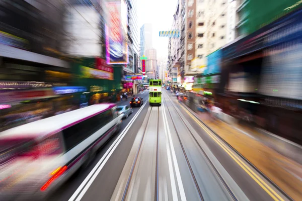 Trafik sløring bevægelser i moderne by hong kong gade - Stock-foto