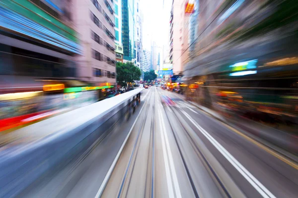 Trafik oskärpa motioner i moderna staden hong kong street — Stockfoto