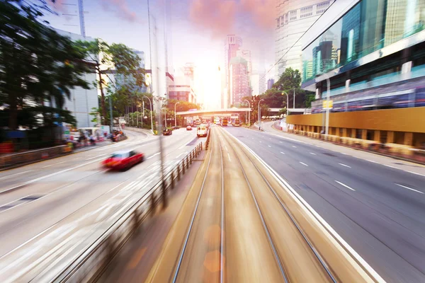 Mouvements flous de la circulation dans la ville moderne hong kong rue — Photo