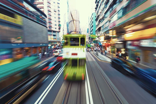 Verkehr verschwimmt Bewegungen in der modernen Stadt hong kong street — Stockfoto