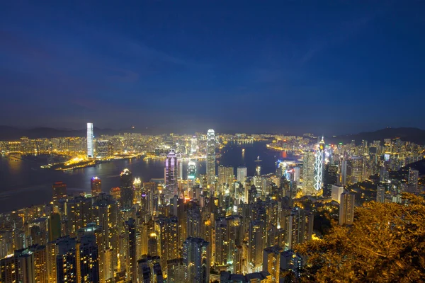 スカイラインと夜近代都市香港の町並み — ストック写真