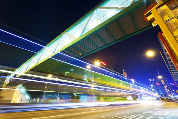 Trafik blur rörelse stigar i modern stad gatan på natten — Stockfoto