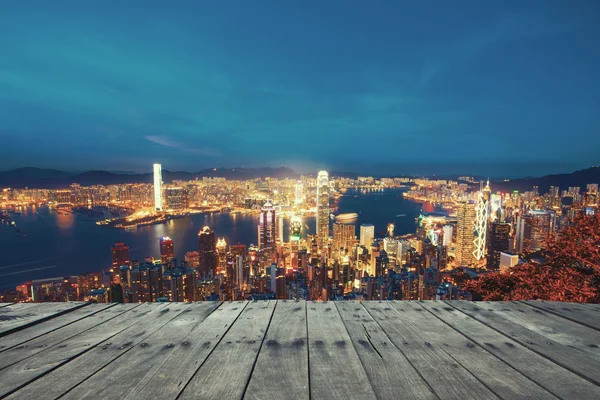 Bordo vuoto con Hong Kong paesaggio urbano di notte sfondo — Foto Stock