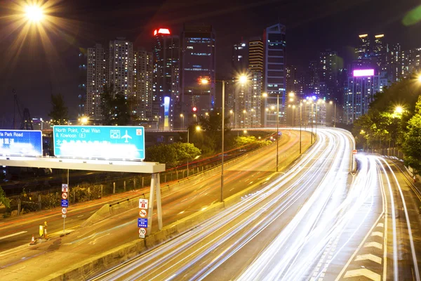 Trafic flou des sentiers de mouvement dans la rue moderne de la ville la nuit — Photo