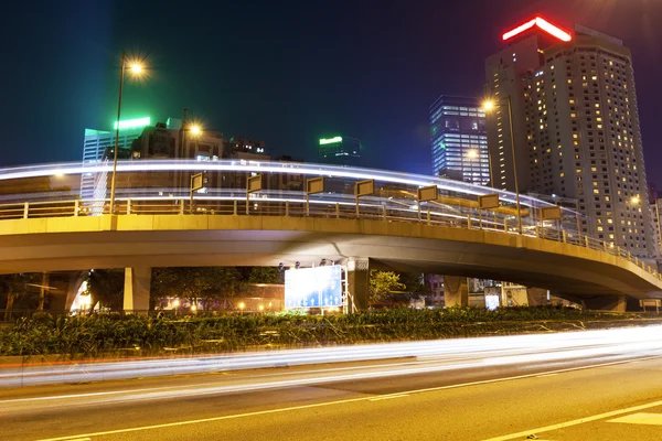 Sfocatura del traffico sentieri di movimento nella moderna strada della città di notte — Foto Stock