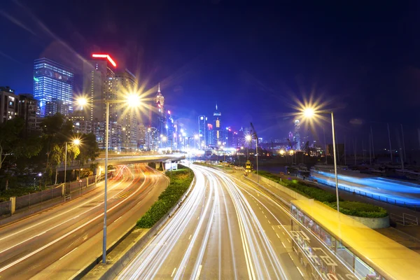 Trafic flou des sentiers de mouvement dans la rue moderne de la ville la nuit — Photo