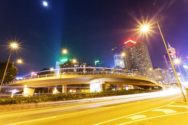 Sfocatura del traffico sentieri di movimento nella moderna strada della città di notte — Foto Stock