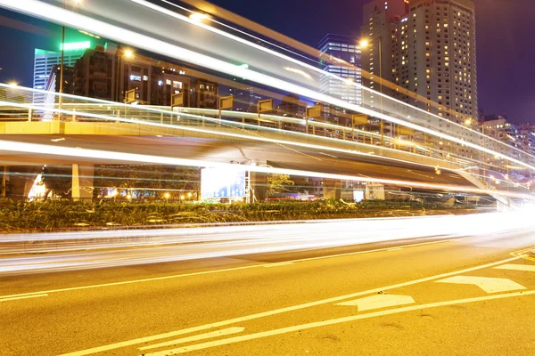 Sfocatura del traffico sentieri di movimento nella moderna strada della città di notte — Foto Stock