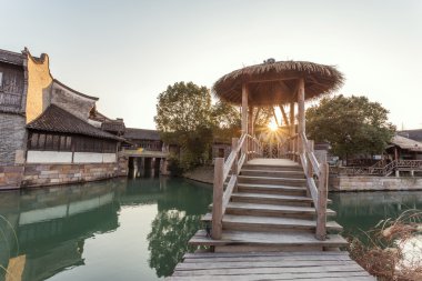 Su şehirde geleneksel Çince manzara