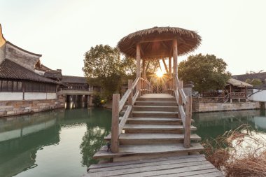 Su şehirde geleneksel Çince manzara