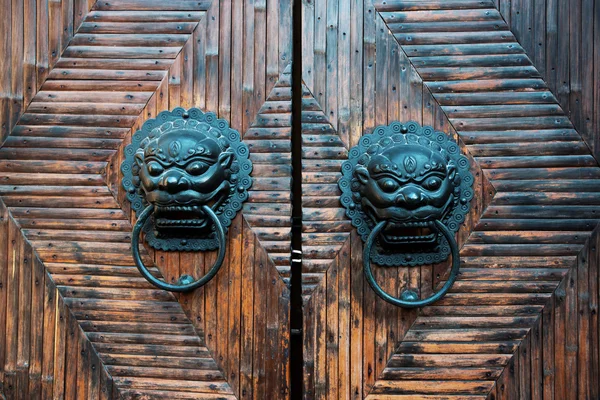 Traditionelle chinesische Tür mit Klopfer — Stockfoto
