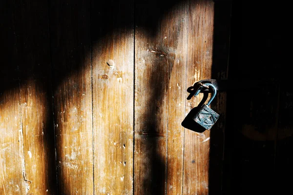 Porta chinesa tradicional com batedor — Fotografia de Stock