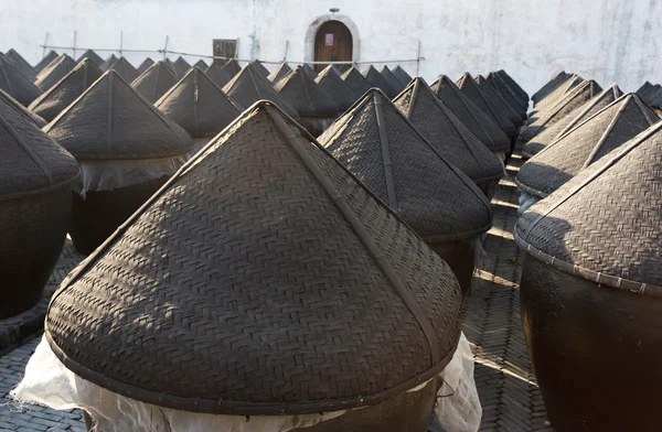 Traditional chinese wine fermentation cans — Stock Photo, Image