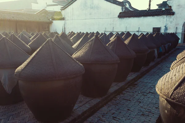 Latas tradicionales de fermentación de vino chino —  Fotos de Stock