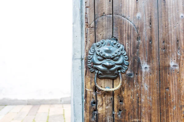 Tradtional chinese door with knocker — Stock Photo, Image
