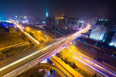 Trafik lambası yollar Üstgeçit ve cityscape