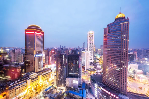 Skyline ochkontorsbyggnader av moderna staden nanjing på natten. — Stockfoto