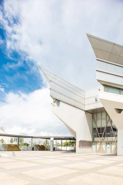 Skyline y exterior moderno del estadio — Foto de Stock