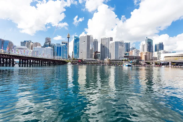 Skyline and cityscape of modern city at harbor — Stock Photo, Image