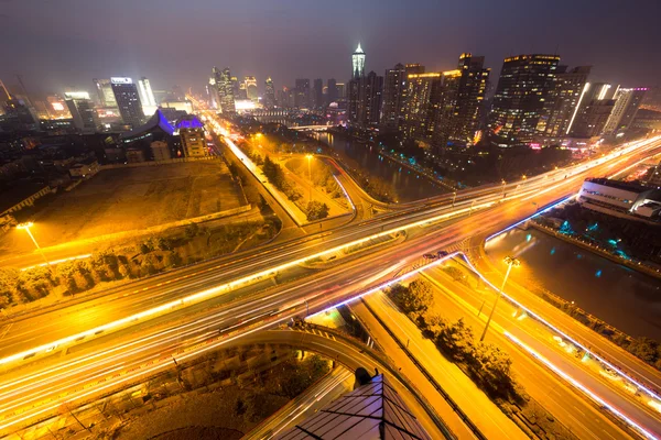 Traffic-light routes op viaduct en stadsgezicht — Stockfoto